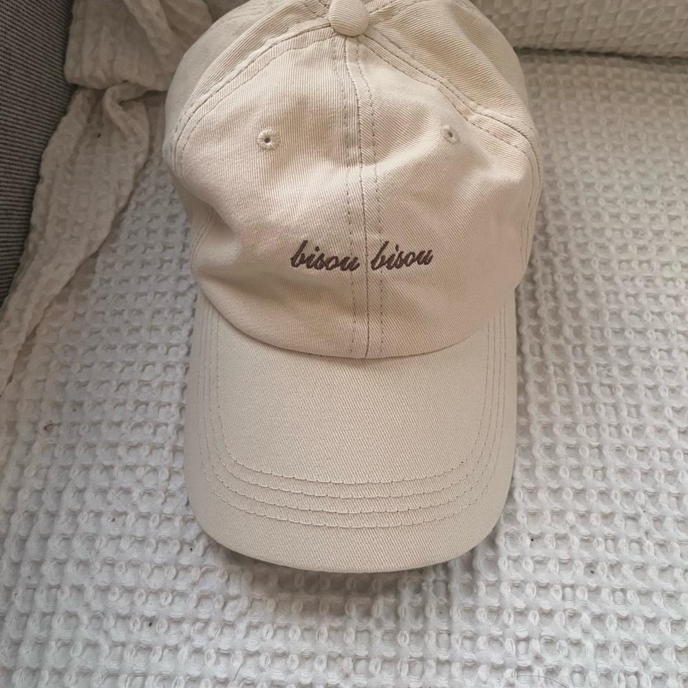 Bisou Bisou Cream Cap